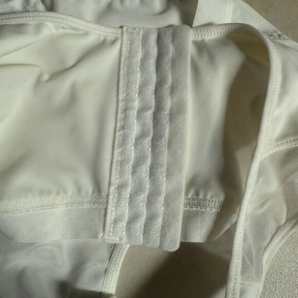Vintage White Compression Bra – Adjustable Straps – Front Hook Closure – - Picture 9 of 9